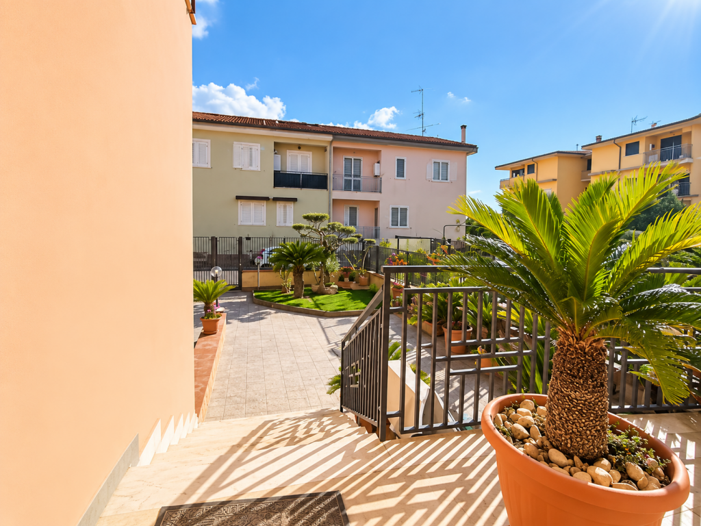 Cortile mediterraneo soleggiato con palmearsuup.png